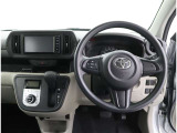 運転席側から見た写真です、お車にマッチングするように考えられたインパネデザイン!沢山のスイッチ類も運転される方が使いやすい位置に配置されていますね!