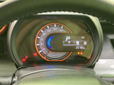 視認性の高いメータークラスターが、運転に必要な情報を分かりやすく表示します。落ち着いた色合いで、運転に集中しやすい環境です。