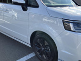広々とした室内空間には、快適なドライブをサポートする機能が満載です。運転席からの視界も広く、運転しやすい環境です。