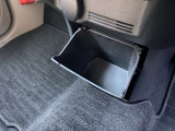 車内に持ち込んだ小物やドリンク食べ物がきちんと片付く収納も充実です。こちらは、大容量のインストセンターロアBOXになります。CDや袋を取り付けてダストBOX等に使えます。