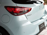 スタイリッシュなリヤビューもMAZDA2の人気の理由です。後方から見ても安定感の有る美しいフォルムが特徴です。内装の上質感も相まって、良い意味でコンパクトカーらしくないMAZDA2です★☆★☆