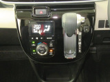 オートエアコンで暑い夏も寒い冬も快適な車内で運転出来ます。