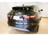 薄型で横長のLEDテールランプを採用し、ワイドな車幅を強調するデザインです。張り出したフェンダーパネルと緩やかに傾斜するリアガラスが、SUVらしい力強いフォルムを形成しています。