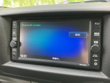 見やすい大型ディスプレイが、運転中の情報提供をサポート。Bluetooth接続で、お気に入りの音楽も楽しめます。快適なドライブをさらに向上させてくれるでしょう。