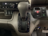 CVT車のセレクトレバーです。低速から高速まで、変速ショックのないスムーズな走りを実現するとともに、エンジン効率のよい領域を維持することで燃費にも貢献します。