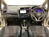 車内は光触媒抗菌消臭施工済です。インパネ周りはスタイリッシュなデザインです。グローブボックスやカップホルダーのほかにトレーなどたくさんの収納スペースが付いています。