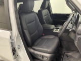 運転席まわりには十分なスペースがあり、大柄な方でもゆったり運転していただける環境です。