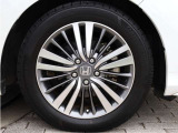 タイヤサイズは、215/55R17です。高品質でデザインにも優れているアルミホイールが装備され、スポーティーな雰囲気を演出しています。