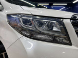 【LEDヘッドランプ】ハロゲンヘッドランプの約2倍の光量でより明るく遠くを照らし、夜間走行時の視認性を高める。さらに長寿命や、省電力も魅力。