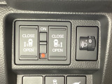 両側電動スライドドアは運転席から操作ができるよう、操作スイッチが付いています。その横にはヘッドライトリベライザーのスイッチがついています。道路状況や積荷の加重に応じてライトの高さを調節できます。