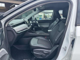 助手席も落ち着いて乗車いただけます。
