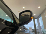 ボディとの一体感が美しいドアミラー。日常の車庫入れや車線変更でも欠かせない実用装備です。