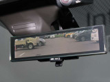 車両後方を映し出します・スマートルームミラー装備です。