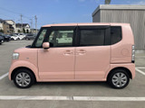 シンプルながらもスタイリッシュなサイドシルエット。日常使いに便利なサイズ感で、運転も楽々です。洗練されたデザインが目を引きます。