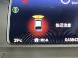 パーキングセンサーシステムは走行中に障害物が迫ると音と表示でお知らせ、低速走行時時の安心感を高めます