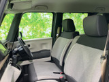 運転席からの視界は広く、運転操作もスムーズに行えます。洗練された内装デザインが、快適なドライブを演出します。