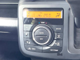 【オートエアコン】一度お好みの温度に設定すれば、車内の温度を検知し風量や温度を自動で調整。暑い&hellip;寒い&hellip;と何度もスイッチ操作をする必要はありません。快適な車内空間には必須の機能ですね♪