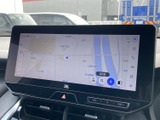 高精細な地図画面が、スムーズなナビゲーションをサポート。運転に集中しながら、目的地まで安全に到着できます。快適なドライブを支援します。