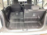 リアシートの背もたれを倒すと荷室が広がります。