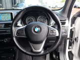 BMWらしいスポーティなデザインのステアリング。手元に操作系がまとまり、扱いやすいレイアウトです。