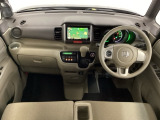車内は光触媒抗菌消臭施工済です。インパネ周りはスタイリッシュなデザインで機能や装備も充実しています。グローブボックスやカップホルダーのほかにトレーなどたくさんの収納スペースが付いています。