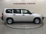 【まるごとクリーニング】シートを取り外し、車内を徹底洗浄。隅々まで丁寧に仕上げています。