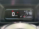 視認性の高いメータークラスターで、運転に必要な情報をしっかり確認できます。デジタル表示で、走行距離や外気温もひと目でわかります。