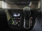 車内を快適に、オートエアコンを装備しています。