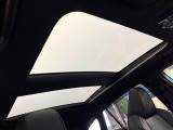 【調光パノラマルーフ】車内の解放感が一気に上がる大型パノラマルーフに調光機能がプラス!日差しが強い時、シェードを閉めなくてもガラスの透明度を調整することで心地よい明るさに♪