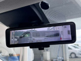 インテリジェントルームミラー搭載で、車の後方に設置されたカメラ映像を映し出してシートバックやヘッドレスト、同乗者に視界が遮られることがなく視認性が非常に良いです