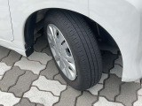 スチールホイール。純正ホイールカバー付き。タイヤサイズは155/65R14です。