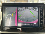 画像の左側は運転席から見ることのできないフロント左側を映している画像です、狭い道や幅寄せ時に便利です。