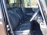 運転に必要な操作系が手の届きやすい位置にまとまり、使い勝手にも配慮された運転席です。
