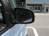 後方から車などが接近するとランプが光って知らせてくれます。車線変更の時に安心ですね。