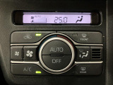 オートエアコン(プッシュ式)操作しやすいプッシュ式コントロールパネルを採用しております。 ♪