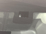 【アイサイトVer3】前方の車両等を検知し、衝突しそうな時は警報で注意を促し、ブレーキを踏む力をサポート。ブレーキを踏めなかった場合は衝突被害軽減ブレーキが作動、衝突回避をサポートします。
