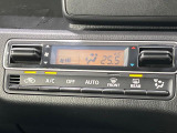 【オートエアコン】一度お好みの温度に設定すれば、車内の温度を検知し風量や温度を自動で調整。暑い&hellip;寒い&hellip;と何度もスイッチ操作をする必要はありません。快適な車内空間には必須の機能ですね♪