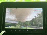 停車中にTVや動画を楽しめるのが魅力。後席の方も快適に過ごせます。長距離移動のお供に最適です。ぜひ、エンターテインメント機能をご活用ください。