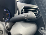 操作しやすい位置に配置されたウインカーレバーで、安全な車線変更をサポートします。スムーズな操作で、より安全な運転を。