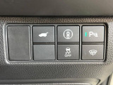 【パワーバックドア】スマートキーや運転席のボタンを押すだけでリアゲートが自動で開閉します!荷物を持っている時や、高い位置にあるバックドアを閉める際に便利な機能です♪