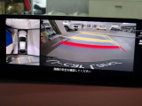 360度ビューカメラを搭載。4方の小型カメラの映像を処理し、車両真上からの映像に変換しています。