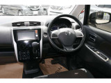 ブラックとシルバーの、スポーティで引き締まった印象の運転席です。