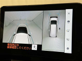 パノラミックビューモニターを装備。駐車場や交差点でクルマを真上から見るように周囲を確認できます。機能の詳細は販売店スタッフまでおたずねください。