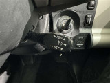 クルーズコントロール機能が付いています。 速度を設定するとアクセルを踏まなくても一定の速度で走ることができます。  高速道路ではとても便利な装置なんです。