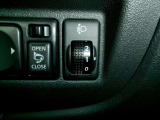 ヘッドライトレベライザー。乗車人数やお荷物に応じて光軸が調整出来、対向車の幻惑を防ぎます。