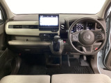車内は光触媒抗菌消臭施工済です。スタイリッシュなデザインで暖かみのあるインパネ周りを演出します。グローブボックスやカップホルダーのほかにトレーなどたくさんの収納スペースが装備されています。
