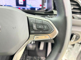 マルチファンクションスイッチつきの本革巻きステアリングは、より安全な長時間ドライブをサポートします。