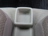 運転席と助手席の間には【センターコンソールトレー】があります。カードなどがぱっと取り出せて便利です。