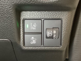 ハンドルの右側にはヘットライトリベライザーとHondaセンシング用のメインスイッチがついています。ヘッドライトリベライザーは道路状況や積荷の加重に応じてライトの高さを調節できます。