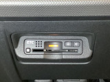 エアコンパネルの下にETCがついています。高速道路の料金所の通過も楽々です!。 カードの取り出しもしやすい場所についています。